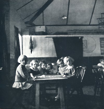 Oppitunnit Lontoon lapsille kylätalossa, 1941 tekijältä Cecil Beaton