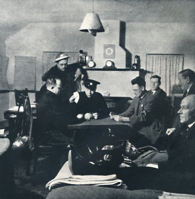 Yövartio: Palokunta rentoutuu, 1941 tekijältä Cecil Beaton