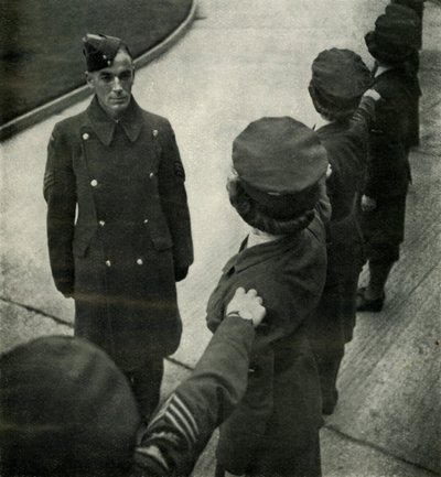 R.A.F. Kersantti Drills Airwomen, c1943. tekijältä Cecil Beaton