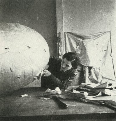 Palon ilmapallojen korjaaminen, c1943. tekijältä Cecil Beaton