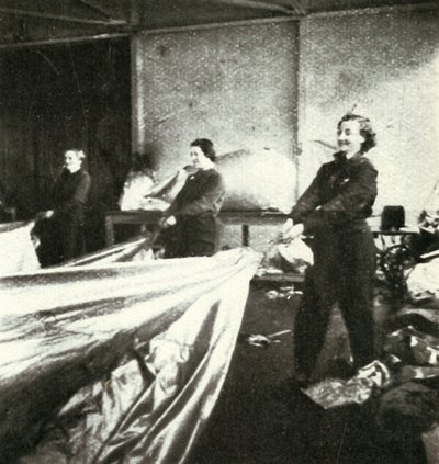 Palon ilmapallojen korjaaminen, c1943. tekijältä Cecil Beaton