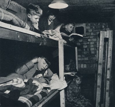 Koulupoikien asuntola, 1941 tekijältä Cecil Beaton