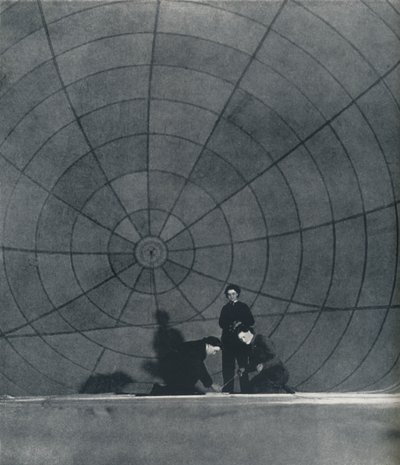 WAAFS-verkko, joka työskentelee ilmapallon parissa, 1941 tekijältä Cecil Beaton