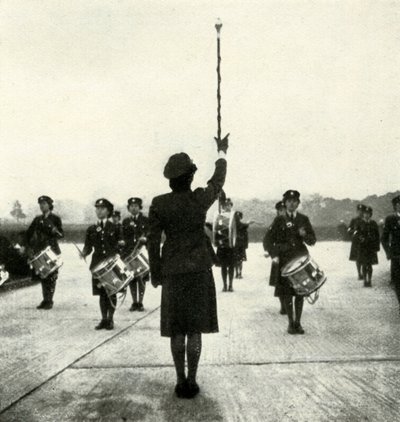 W.A.A.F. Band on Parade, vuodelta 1943. tekijältä Cecil Beaton