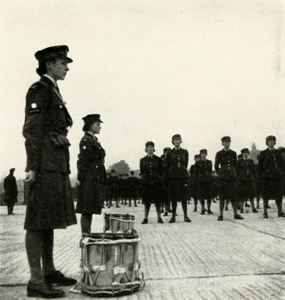 W.A.A.F. Band on Parade, vuodelta 1943. tekijältä Cecil Beaton