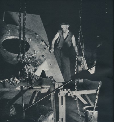 Lentokonetehtaan työntekijä metalliseoksen valmistelussa, 1941 tekijältä Cecil Beaton