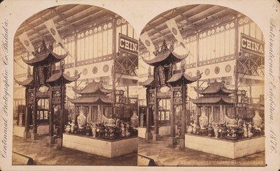 Näkymä kiinalaiselle tuomioistuimelle, päärakennus, satavuotisnäyttely, Philadelphia tekijältä Centennial Photographic Co.