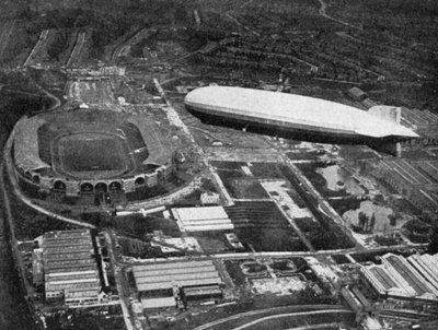 Saksalainen ilmalaiva Graf Zeppelin lensi Wembleyn yli FA Cupin finaalissa Lontoossa 1930. tekijältä Central Press