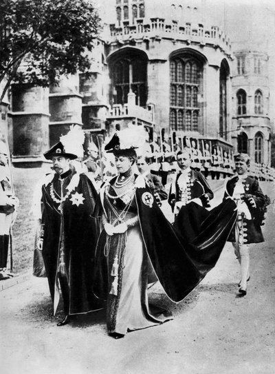 Kuningas Yrjö V ja kuningatar Mary sukkanauharitarien puvuissa, Windsor, 1937. tekijältä Central Press