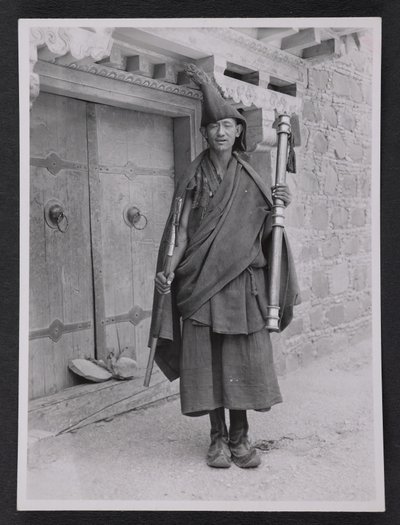 geko eli luostarikurin vartija, jolla on rituaalikeihäs... tekijältä Charles Alfred Bell