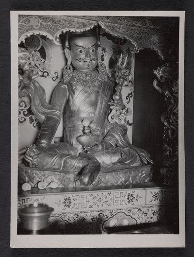 Vähäinen maallikko virkamies juhlavaatteissa. tekijältä Charles Alfred Bell