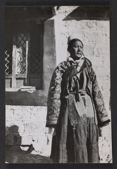 Vähäinen maallikko virkamies juhlavaatteissa. tekijältä Charles Alfred Bell