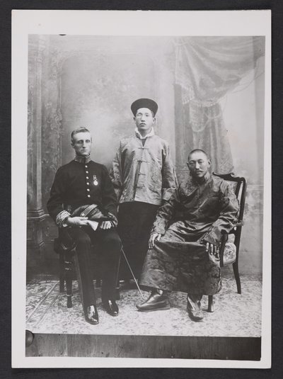 Charles Bell istumassa kolmastoista Dalai Laman ja Sikkimin kruununprinssin Sidkeong Tulku Namgyalin kanssa vuonna 1910 (s/w-kuva). tekijältä Charles Alfred Bell