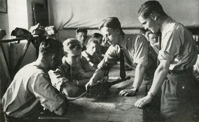 RAF:n henkilökunta oppia aseista, 1941. tekijältä Charles Brown