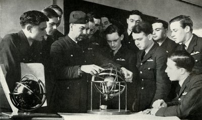 RAF-henkilöstö opiskeli navigointia toisen maailmansodan aikana, 1941. tekijältä Charles Brown