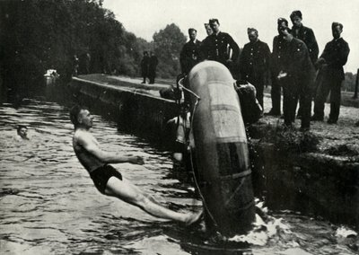 RAF:n henkilökunta opettelee käyttämään venettä, 1941. tekijältä Charles Brown