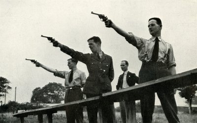 Revolveriharjoittelu peruskoulun lentokoulussa, 1941. tekijältä Charles Brown