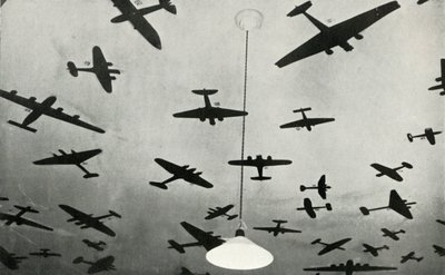 Sotilaslentokoneiden siluetteja... RAF-koulutuskoulussa toisen maailmansodan aikana, 1941. tekijältä Charles Brown