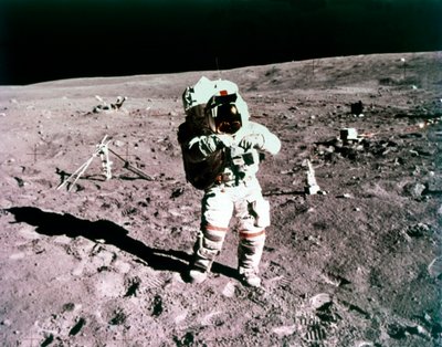 Astronautti John Young kuun pinnalla, Apollo 16 -tehtävä, 21. huhtikuuta 1972. tekijältä Charles Duke
