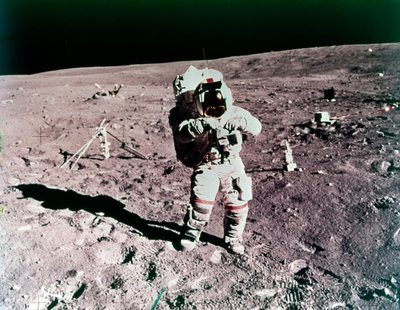 Astronautti John Young kuun pinnalla, Apollo 16 -tehtävä, huhtikuu 1972. tekijältä Charles Duke