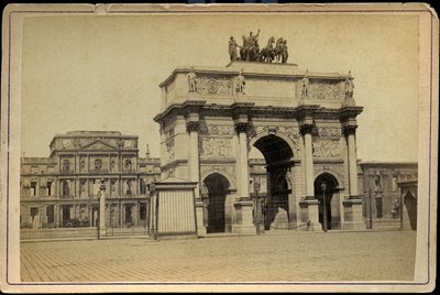 Ranska, Ile-de-France, Pariisi (75): Riemukaari ja rakennukset Tuileries imperialesin raunioina tekijältä Charles & Fontaine Pierre (1762 1853) Percier