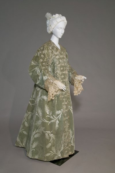 Bertha Palmerin iltatakki, n. 1902 (viistokuva edestä). Silkkisatiini leikatulla sametilla vehnäkuviolla, metallinen lankapitsi, silkkimetalliset tupsut. Worth, Pariisi. tekijältä Charles Frederick Worth