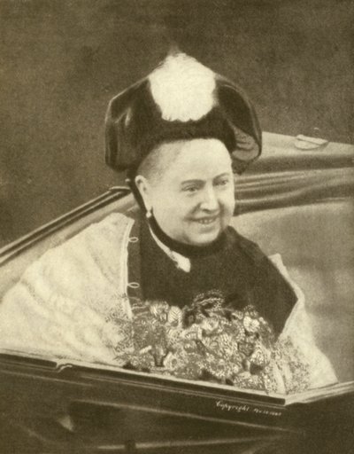 Kuningatar Victoria hymyilee, juuri vastaanottanut kukkakimpun, Isle of Wight, n. 1887 (m/v kuva) tekijältä Charles Knight