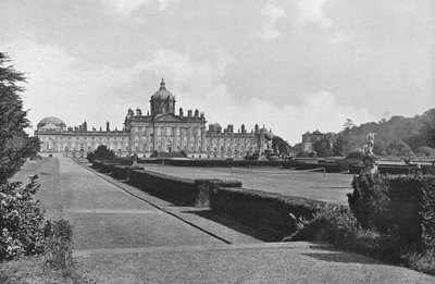 Castle Howard etelästä tekijältä Charles Latham