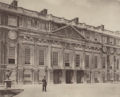 Hampton Court Palace, East Front tekijältä Charles Latham