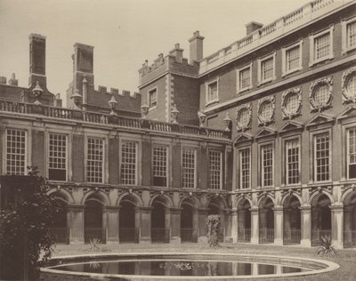 Hampton Court Palace, Fountain Court tekijältä Charles Latham