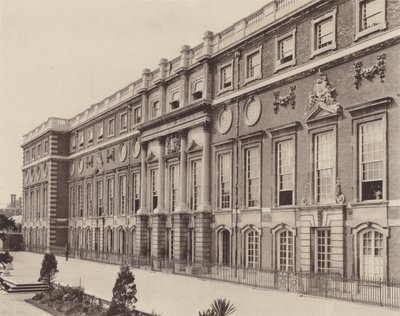 Hampton Court Palace, River Front tekijältä Charles Latham
