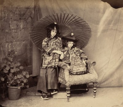 Lorina ja Alice Liddell kiinalaisessa mekossa tekijältä Charles Lutwidge Dodgson
