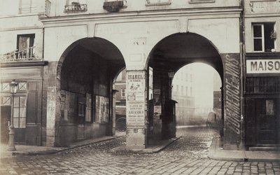 Les Deux-Portes. Näkymä Rue des Innocentsilta kohti Rue de la Ferronnerieta tekijältä Charles Marville