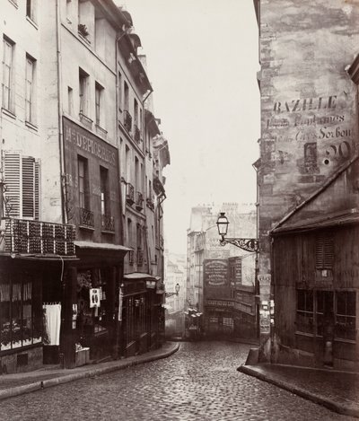 Rue de la Montagne-Sainte-Geneviève lähellä Rue LaPlacen risteystä (Rue de la Montagne-Sainte-Geneviève prés de carrefour de la rue LaPlace) tekijältä Charles Marville