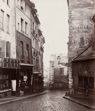 Rue de la Montagne-Sainte-Geneviève lähellä Rue LaPlacen risteystä (Rue de la Montagne-Sainte-Geneviève prés de carrefour de la rue LaPlace) tekijältä Charles Marville