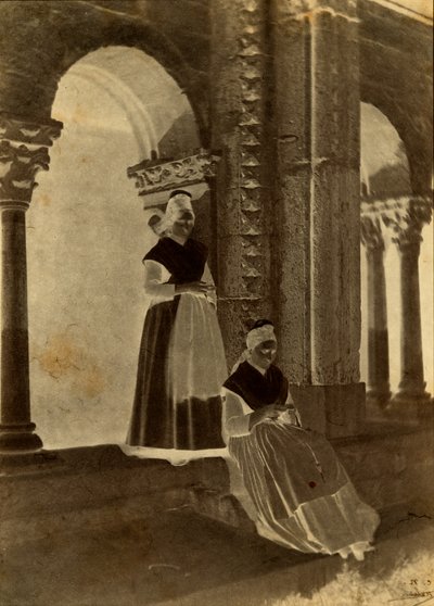 Arlésiennes Saint-Trophimen luostarikäytävässä, ”Arles” tekijältä Charles Nègre