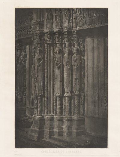 Planche XIII - Cathédrale de Chartres, Statues Colonnes de la Porte Centrale du Portail Royal (Levy XIII - Chartresin katedraali, kuninkaallisen sisäänkäynnin keskioven patsaspylväät),1855, painettu 1982 (kuva) tekijältä Charles Nègre