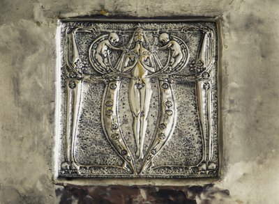 Basreliefi, yksityiskohta takkakoristeesta, makuuhuone Charles Rennie Mackintosh, Iso-Britannia, 1900-luku tekijältä Charles Rennie Mackintosh