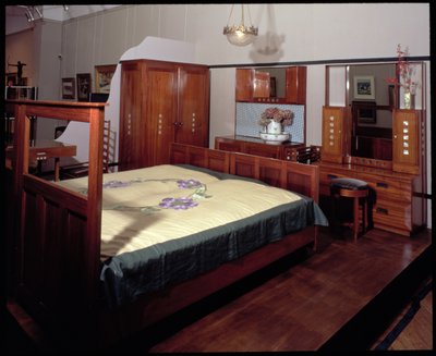 Huonekalut ja erilaiset esineet 1100- ja 1300-luvuilta tekijältä Charles Rennie Mackintosh