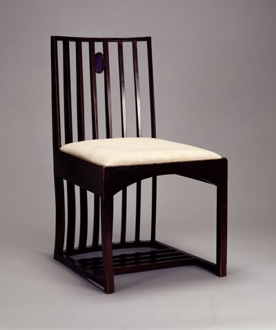 Tuoli olohuoneessa, HousHill, Glasgow, 1904 (tummaksi petsattu, värillisellä lasilla upotekoristeinen) tekijältä Charles Rennie Mackintosh