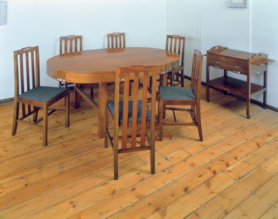 Ruokailuhuonesviitti, n. 1918-1919 (puu helmiäisellä ja alumiinilla koristeltu) tekijältä Charles Rennie Mackintosh