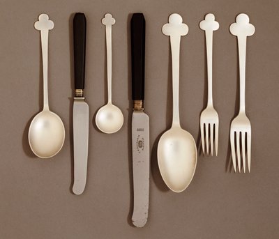 Sähköpinnoitettu pöytäpalvelu, E. Bingham & Co., n. 1906 tekijältä Charles Rennie Mackintosh