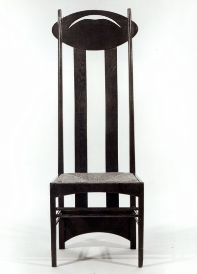 Korkeaselkänojallinen tuoli, n. 1897 (tummaksi petsattu tammi, jossa istuin ja lävistetyt soikeat selkäkaiteet) tekijältä Charles Rennie Mackintosh