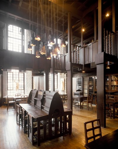 Arkkitehti Charles Rennie Mackintoshin (1868-1928) suunnittelema Kuvataidekoulun lukusalin sisäkuva tekijältä Charles Rennie Mackintosh