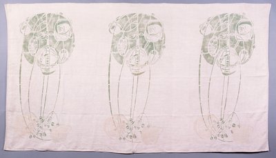 Kolmen vihreän ja kermanvärisen tyylitellyn ruusukuvion paneeli kulman toiselle puolelle asettua Drawing Roomiin osoitteessa 14 Kingsborough Gardens, n. 1900 (stenciloidut liinavaatteet) tekijältä Charles Rennie Mackintosh