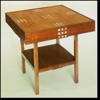 Huonekalut ja erilaiset esineet 1100- ja 1300-luvuilta tekijältä Charles Rennie Mackintosh