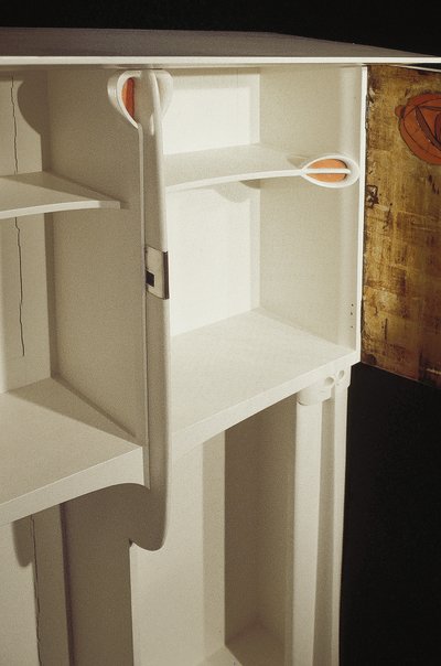 Rouva Rowatille suunniteltu valkoinen kaappi, 1902 (puu, lasimaalaukset, emali). tekijältä Charles Rennie Mackintosh