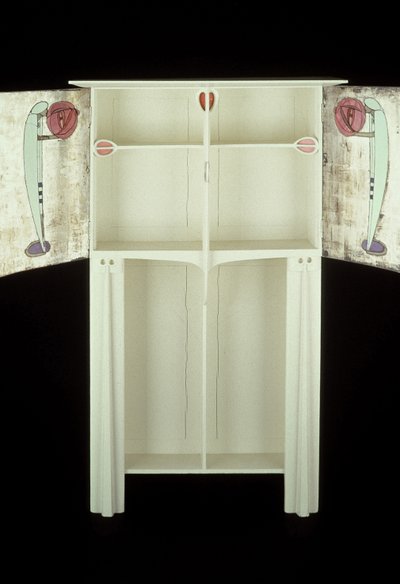 Rouva Rowatille suunniteltu valkoinen kaappi, 1902 (puu, lasimaalaukset, emali). tekijältä Charles Rennie Mackintosh