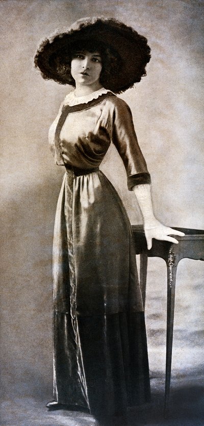 Emilie Bouchaudin muotokuva Polar Waspin vyötäröllä, noin 1909 (m/v kuva) tekijältä Charles Reutlinger