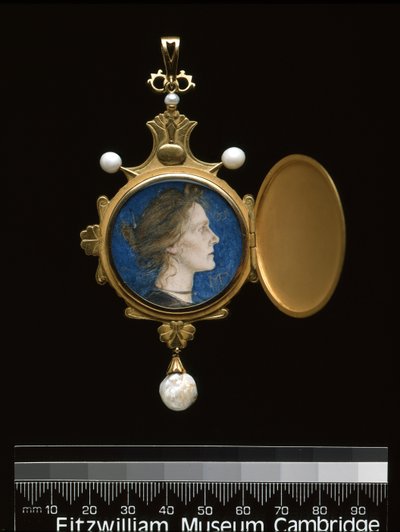 Riipus: Neiti Edith Emma Cooper (1862-1913) 1901 (kulta, emali, helmi ja wc) tekijältä Charles Ricketts